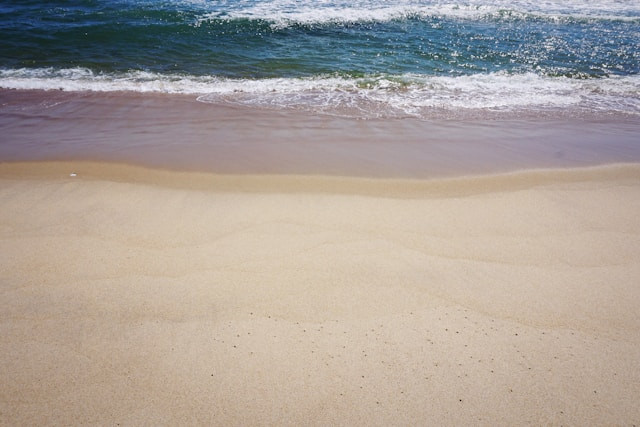 Pantai Tiram. Foto hanyalah ilustrasi, bukan tempat yang sebenarnya. Sumber: Unsplash/Adiel Gavish