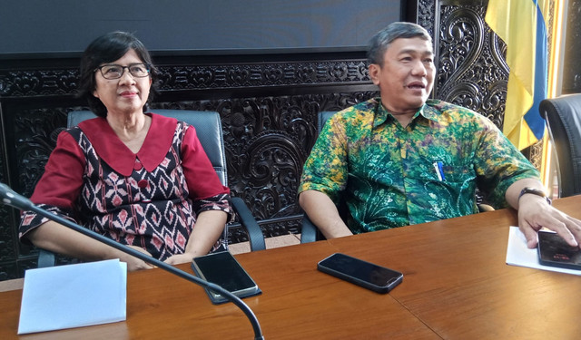 Prof Dr Dwi Winarni MSi bersama sang suami, Prof Dr Hari Basuki Notopuroto dr MKes. Foto; Masruroh/Basra