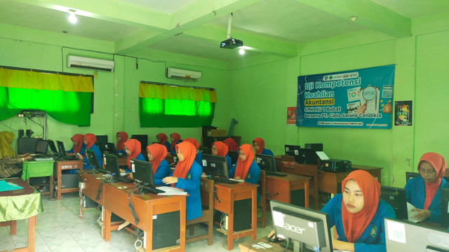 Siswi SMK NU 1 Babat sedang melaksanakan uji kompetensi akuntansi, dengan penerapan FOSS, menjadi alternatif pendukung kegiatan praktek akademik berbasis digital. Foto: R. Ahmad Haikal El-M.A.N