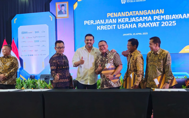 Foto bersama Menteri UMKM, Maman Abdurrahman bersama jajaran direksi dan komisari Bank Kalbar. Foto: Dok. Bank Kalbar