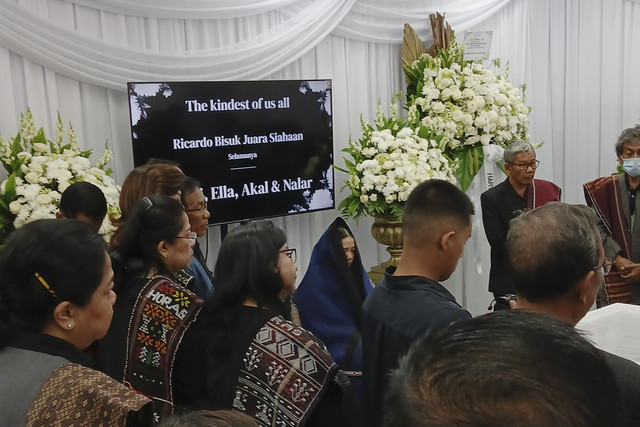 Upacara adat Batak tengah dilangsungkan untuk menghormati mendiang Ricky Siahaan di rumah duka Sentosa RSPAD Gatot Subroto, Sabtu (26/4/2025). Foto: Vincentius Mario/kumparan