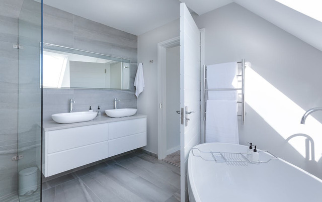 Tips pasang keramik kamar mandi,Pexels/Jean van der Meulen