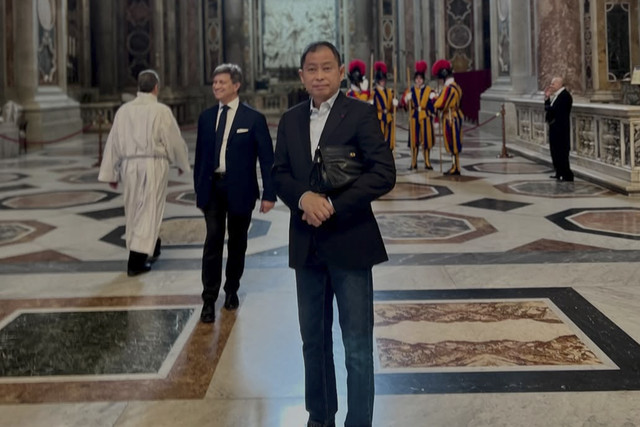 Ignasius Jonan saat melayat Paus Fransiskus di Gereja Basilika Santo Petrus, Roma, Italia, Jumat (25/4/2025). Foto: Instagram/@ignasius.jonan