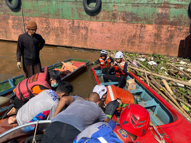 Bocah yang tenggelam di Sungai Kapuas ditemukan di belakang Samsat Kalbar oleh Tim SAR gabungan. Foto: Dok. Istimewa.