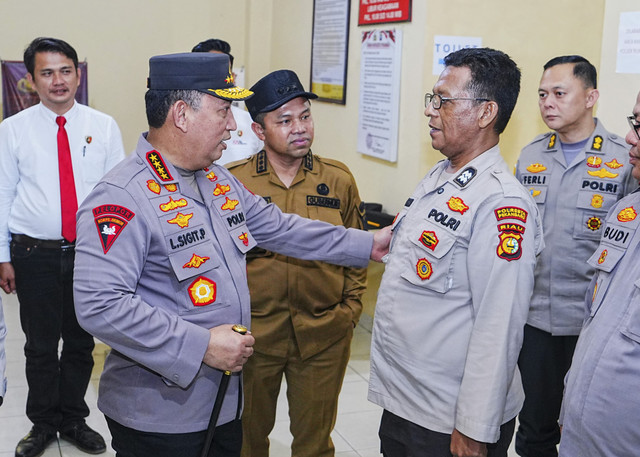 Kapolri Jenderal Listyo Sigit Prabowo berbincang dengan Aiptu Jimmi Farma di Polsek Rumbai Pesisir, Polresta Pekanbaru, Jumat (25/4/2025). Foto: Dok. Mabes Polri