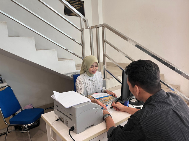 Pelayanan kepada nasabah di Bank Sumsel Babel Cabang Muaradua. (ist)