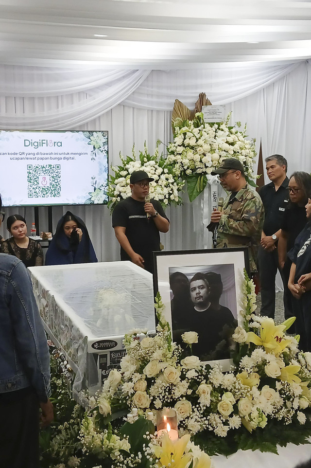 Drummer Seringai, Edy Khemod, ucapkan perpisahan untuk mendiang Ricky Siahaan. Foto: Vincentius Mario/kumparan
