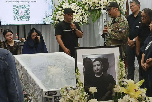 Drummer Seringai, Edy Khemod, ucapkan perpisahan untuk mendiang Ricky Siahaan. Foto: Vincentius Mario/kumparan