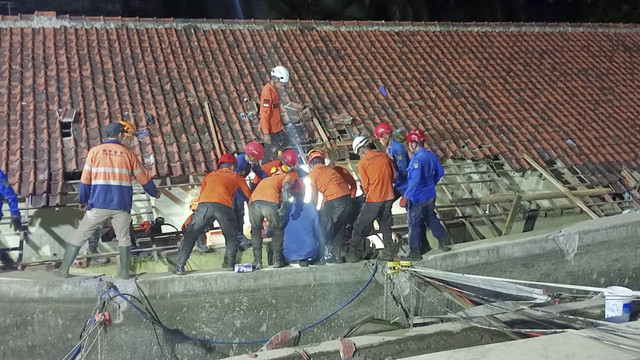 Proses evakuasi Santri Ponpes Gontor, Magelang, Jawa Tengah yang tertimpa toren imbas longsor. Foto: Dok. Kemensos