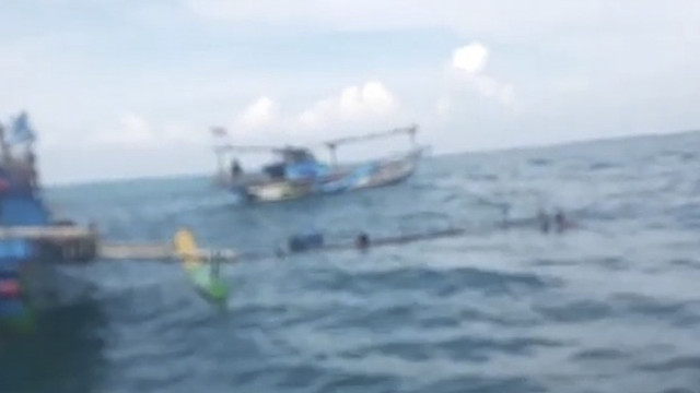 Sebuah perahu nelayan terbakar di laut Pantai Parangtritis, Kabupaten Bantul, Sabtu (26/4/2025). Foto: Dok. Istimewa