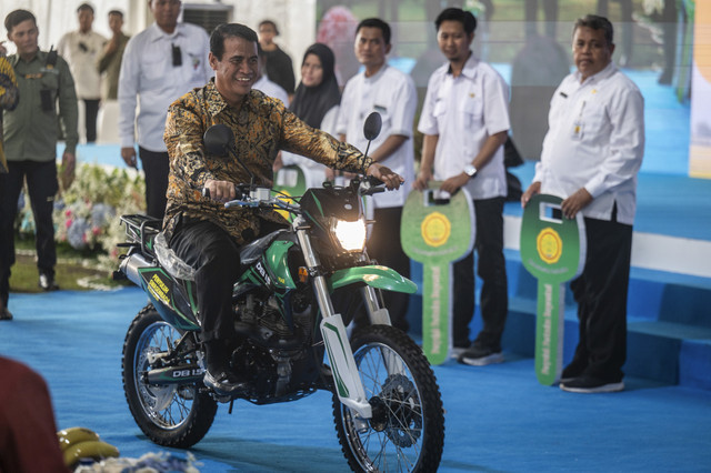 Menteri Pertanian Andi Amran Sulaiman mencoba sepeda motor yang diberikan kepada penyuluh pertanian berprestasi pada koordinasi nasional bersama para penyuluh pertanian di Kementerian Pertanian, Jakarta, Sabtu (26/4/2025). Foto: Bayu Pratama S/ANTARA FOTO