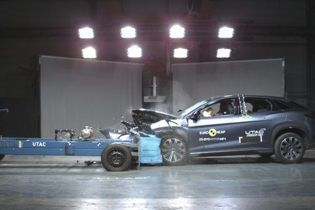 BYD Sealion 7 saat melakoni tes tabrak dari Euro NCAP. Foto: Dok. Euro NCAP