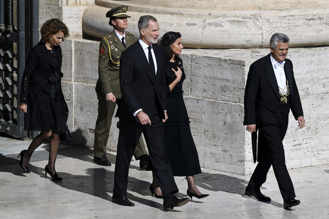 Raja Spanyol Felipe bersama Ratu Letizia berjalan saat Misa Pemakaman Paus Fransiskus di Lapangan Santo Petrus, Vatikan, Sabtu (26/4/2025). Foto: Kai Pfaffenbach/Reuters