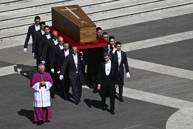 Sejumlah pengusung membawa peti jenazah Paus Fransiskus saat Misa Pemakaman Paus Fransiskus di Vatikan, Sabtu (26/4/2025). Foto: Filippo Monteforte/AFP