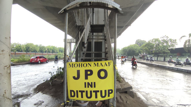 Jembatan Penyeberangan Orang (JPO) yang ada di Jalan Raya Bekasi, Cakung, Jakarta Timur. Foto: Rachmadi Rasyad/kumparan