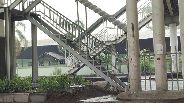 Jembatan Penyeberangan Orang (JPO) yang ada di Jalan Raya Bekasi, Cakung, Jakarta Timur. Foto: Rachmadi Rasyad/kumparan