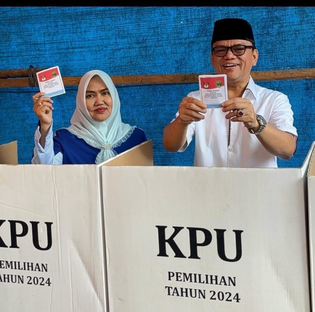Calon Bupati Joncik Muhammad menyalurkan hak pilihnya di TPS 1 Desa Sawah, Kecamatan Muara Pinang. Foto : Istimewa