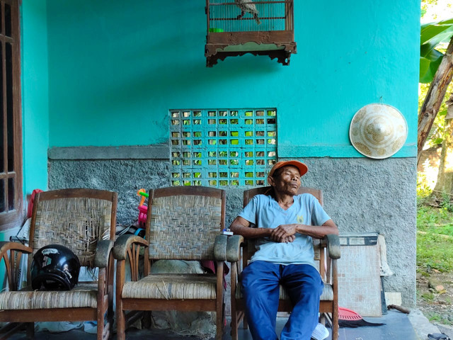 Mbah Tupon (68) warga RT 04 Dusun Ngentak, Kalurahan Bangunjiwo, Kapanewon Kasihan, Kabupaten Bantul, terancam kehilangan 1.655 meter persegi beserta dua rumahnya karen mafia tanah, Sabtu (26/4). Foto: Arfiansyah Panji Purnandaru/kumparan