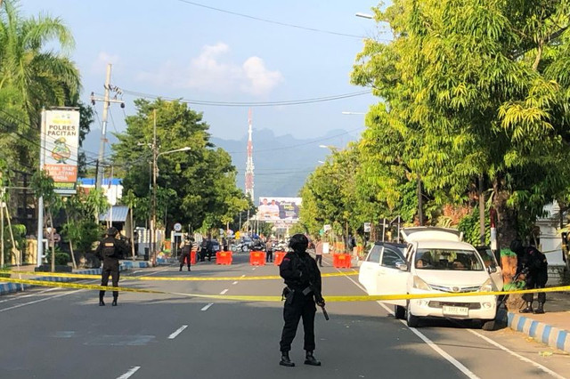 Tim Densus 88 Antiteror Polri bersiaga di seputar Polres Pacitan, Jumat (25/4/2025). Foto: Destyan H. Sujarwoko/Antara
