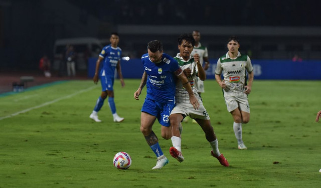 Gelandang PERSIB, Marc Klok dikawal pemain PSS Sleman pada pertandingan pekan ke-30 Liga 1 2024/25 di Stadion Gelora Bandung Lautan Api, Sabtu, 26 April 2025. Foto: PERSIB.co.id/Sutanto Nurhadi Permana