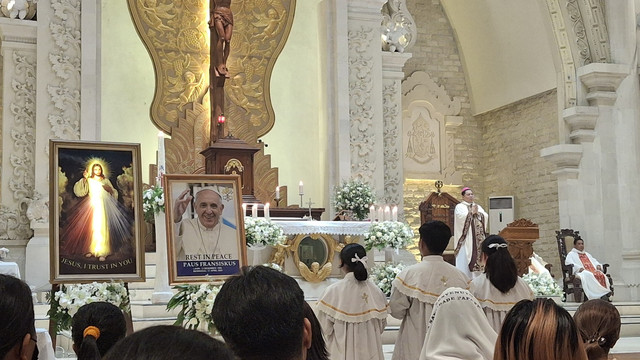 Suasana misa Requiem atau misa arwah wafatnya Paus Fransiskus di Gereja Katedral Denpasar, Sabtu (26/4) malam. Foto: Denita BR Matondang/kumparan