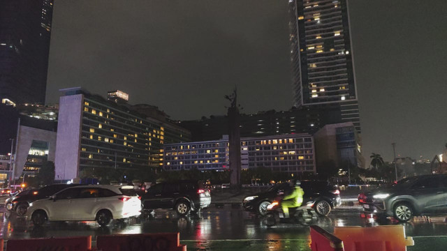 Suasana pemadaman lampu di kawasan Bundaran HI dalam rangka memperingati Hari Bumi pada Sabtu (26/4/2025). Foto: Luthfi Humam/kumparan