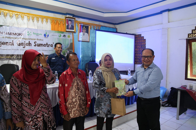 Belantara Foundation saat memberikan buku IPAS ke para guru-guru SD di Padang Sugihan, OKI. Foto : Dok Belantara Foundation