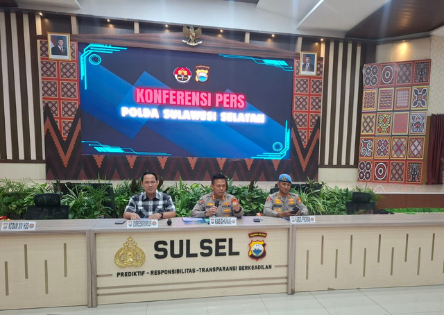 Polisi proses para tersangka penipuan online Pasobis yang ditangkap TNI, Sabtu (26/4). Foto: Dok. kumparan