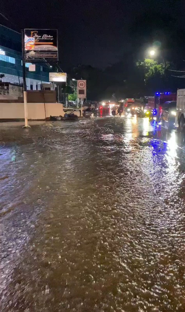 Kemacetan terjadi di sepanjang ruas Jalan Raya Bandung, Kabupaten Cianjur, Jawa Barat, akibat banjir, Sabtu (26/4) malam. Foto: Dok. Istimewa