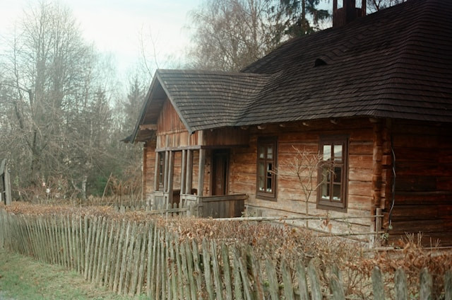 Merk Cat Rumah Kayu. Foto adalah ilustrasi. Sumber foto: Unsplash/Nastia