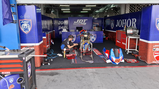 Johor Darul Takzim (JDT) Racing Team saat berkompetisi di  Asia Road Racing Championship (ARRC) di Chang International Circuit, Buriram, Thailand, pada April 2025. Foto: Katondio Bayumitra Wedya/kumparan