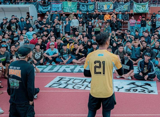 Kiper Persebaya Ernando Ari menemui bonek saat sesi latihan di Lapangan Thor Surabaya, Sabtu (26/4) sore. Foto: MO Persebaya 