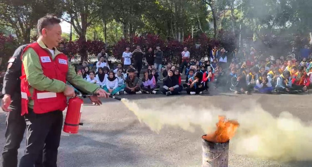 Wali Kota Pontianak, Edi Rusdi Kamtono saat mencoba memadamkan api menggunakan APAR. Foto: Dok. Prokopim Pemkot Pontianak