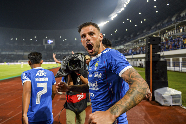 Pesepak bola Persib Bandung Tyronne Del Pino melakukan seleberasi usai mencetak gol ke gawang PSS Sleman pada pertandingan lanjutan BRI Liga 1 di Stadion Gelora Bandung Lautan Api (GBLA), Bandung, Jawa Barat, Sabtu (26/4/2025). Foto: Raisan Al Farisi/ANTARA FOTO