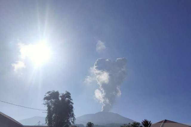 Kolom abu erupsi Gunung Marapi mencapai 1.000 meter pada Minggu (27/4/2025) pagi. Foto: Muhammad Zulfikar/ANTARA