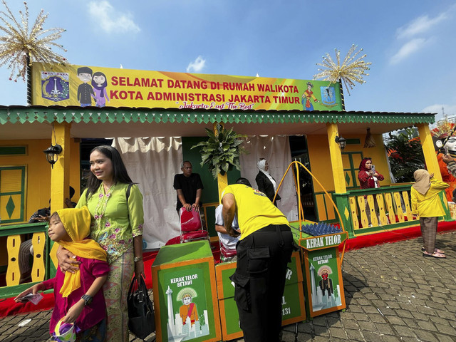 Suasana Lebaran Betawi di Monas, Jakarta Pusat, Minggu (27/4/2025). Foto: Rayyan Farhansyah/kumparan