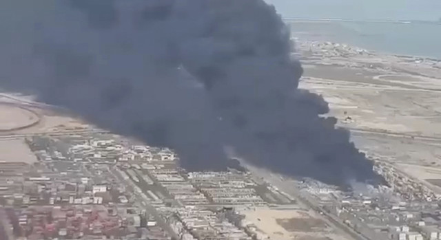 Rekaman udara helikopter menunjukkan gumpalan asap hitam yang membumbung dari kebakaran setelah ledakan pelabuhan yang mematikan, yang melukai ratusan orang, di Bandar Abbas, Iran, Sabtu (26/4/2025). Foto: social media via REUTERS