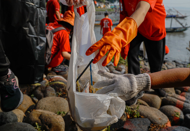 Bersih-bersih pantai di pesisir Kenjeran hingga Suramadu oleh siswa SD, SMA, dan SMK Katolik di bawah Yayasan Lazaris. Foto dan naskah : Dipta Wahyu / BASRA