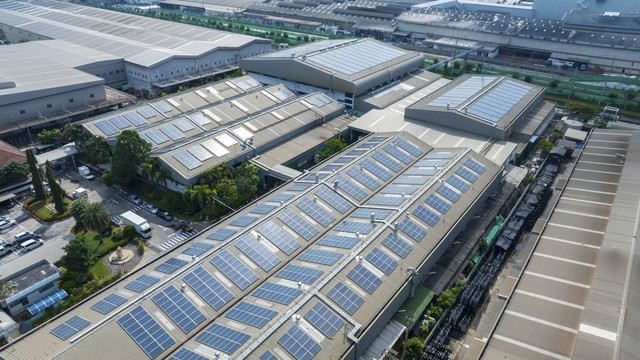 Ilustrasi pabrik di kawasan industri. Foto: GreenOak/Shutterstock