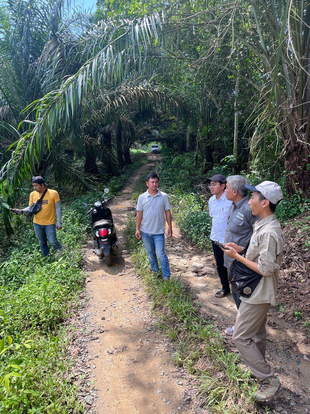 Kantah Sekadau melakukan pengambilan titik koordinator di Desa Ensalang. Foto: Dok. Kantah Sekadau