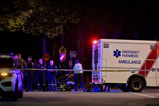 Sebuah ambulans diparkir di lokasi pesta blok hari Lapu Lapu, di mana sebuah kendaraan melaju ke kerumunan dan menewaskan beberapa orang di Vancouver, British Columbia, Kanada, Sabtu (26/4/2025). Foto: Jennifer Gauthier/REUTERS