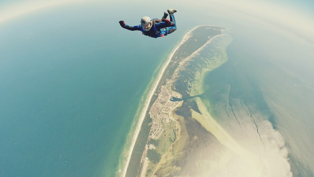 Harga skydiving Pangandaran. Foto hanya ilustrasi, bukan yang sebenarnya. Sumber: Unsplash/Kamil Pietrzak