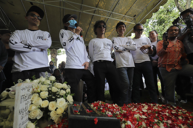 Personil Slank di Pemakaman Bunda Iffet di Karet Bivak, Jakarta, Minggu (27/4/2025). Foto: Jamal Ramadhan/kumparan