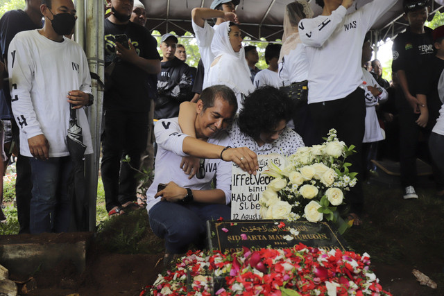 Suasana pemakaman Bunda Iffet di Karet Bivak, Jakarta, Minggu (27/4/2025). Foto: Jamal Ramadhan/kumparan