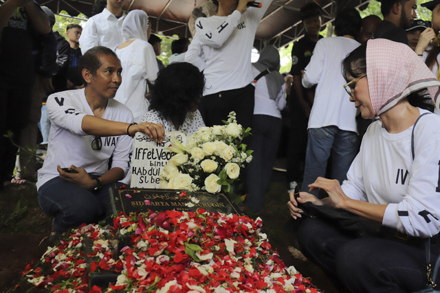 Suasana pemakaman Bunda Iffet di Karet Bivak, Jakarta, Minggu (27/4/2025). Foto: Jamal Ramadhan/kumparan
