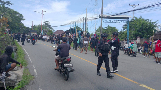 Warga Negeri Tial menggelar protes dan turun ke jalan sambil membawa senjata tajam di kawasan pertigaan Desa Suli Kecamatan Salahutu, Kabupaten Maluku Tengah (Malteng), Minggu (27/4/2025) dok Istimewa