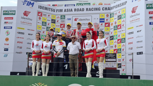 Fadillah Arbi di podium usai Race 2 kelas AP250 Asia Road Racing Championship (ARRC) di Chang International Circuit, Buriram, Thailand, pada 27 April 2025. Foto: Katondio Bayumitra Wedya/kumparan