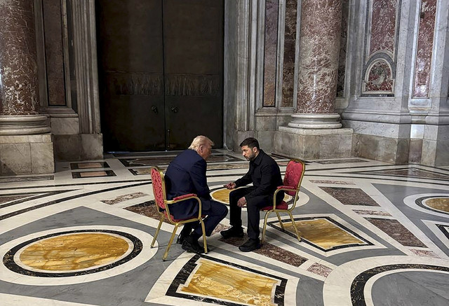 Presiden Ukraina Volodymyr Zelensky dan Presiden AS Donald Trump bertemu, saat mereka menghadiri pemakaman Paus Fransiskus di Vatikan, Sabtu (26/4/2025). Foto: Ukrainian Presidential Press Service via REUTERS 
