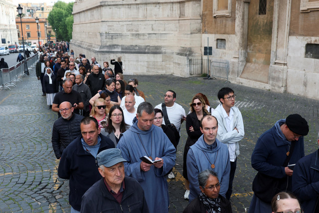 Orang-orang mengantre untuk mengunjungi makam mendiang Paus Fransiskus di Basilika Santa Maria Maggiore, di Roma, Italia, Minggu (27/4/2025). Foto: Hannah McKay/REUTERS