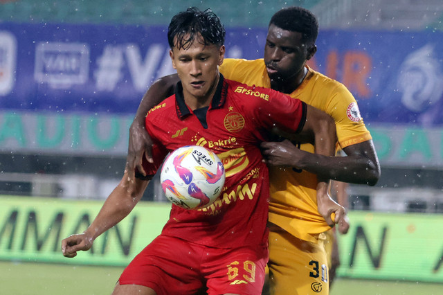Pemain Persija Jakarta Yandi Sofyan berebut bola dengan pemain Semen Padang FC Alhassan Wakaso pada pertandingan Liga 1 di Stadion Pakansari, Kabupaten Bogor, Jawa Barat, Minggu (27/4/2025). Foto: Yulius Satria Wijaya/ANTARA FOTO